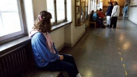 MOBBNING ANMÄLd. Föräldrarna till en högstadieelev i Luleå kräver att Skolverket ser till att ett kraftigt skadestånd utgår då deras dotter varit mobbad under en längre tid. ”Anmälan är inte bara min dotters anmälan utan även en utredning om hur rektorn tar hand om både personal och skolelever”, säger mamman. Personerna på bilden har inget samband med artikeln.