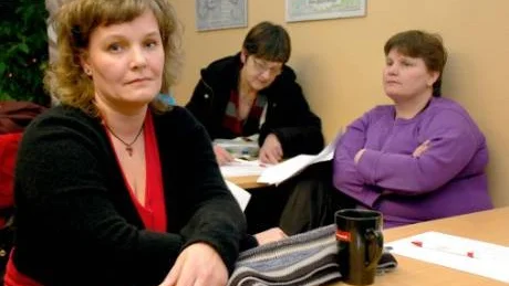 HOTAS AV UPPSÄGNING. Tolv elevassistenter hotas nu av uppsägning. I går kväll träffades elevassistenter för att få information av sitt fackförbund Kommunal. Kerstin Vainikainen, Boden, är starkt kritisk mot uppsägningarna som hon menar drabbar eleverna hårt. I bakgrunden: Nina Risto Degerman och  Agnetha Bergström.  Foto: LARS-HENRIK ANDERSSON