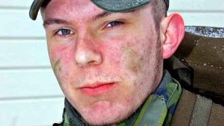 REDO FÖR TIPSRUNDA. Värnpliktige Erik Andersson har lagt på kamouflagemålning . Allt för att hitta svaren på tipspromenandes frågor.