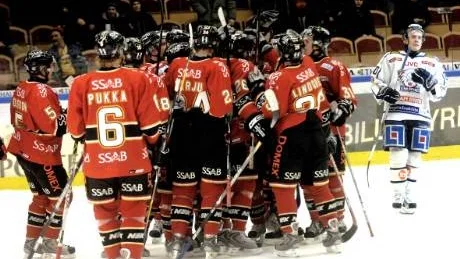 SEGER I SUDDEN. Luleå vände underläget mot topplaget Linköping till seger efter förlängning. Äran att avgöra fick landslagsbacken Jan Sandström som därmed såg till att Luleå Hockey inkasserade två hyperviktiga poäng.
