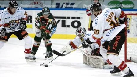 NOLLAN. Lyleå Hockeys målvakt Gusten Törnqvist motade 40 skott mot Frölunda och höll nollan i 3-0-segern. Tillsammans med försvaret stod han för en hjälteinsats i Scandinavium mot ett frustrerat hemmalag.