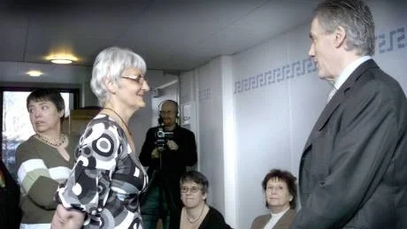 VILL HA RÄTT." Vi har blivit förnedrade, mobbade och kränkta. Nu är vårt mål att vinna", säger Elisabeth Enbom. Till höger det juridiska ombudet Dennis Brinkeback.Foto: Eija Dunder