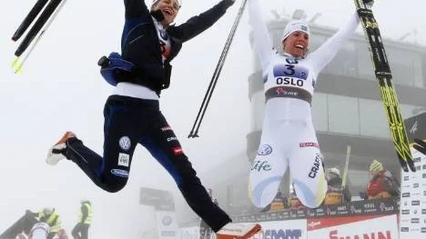 Guldhoppet! Ida Ingemarsdotter och Charlotte Kalla blev världsmästare i lagsprint efter utmärkta insatser. På sista sträckan ryckte Kalla i från finskan Krista Lähteenmäki och norskan Astrid Jacobsen.