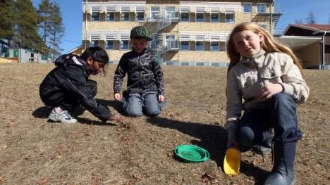 Under påsklovet åtgärdas radonproblemet på Jävreskolan, men att fritidsbarnen Tina Johansson, Isak Lindberg och Amanda Lindberg är ute beror mest på att vädret är så fint.