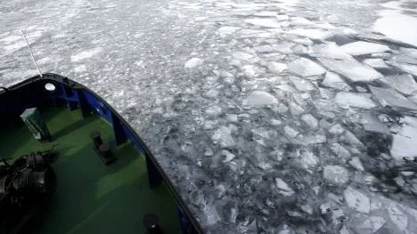 Stora mängder is i Bottenhavet och Bottenviken skapar stora problem i sjöfarten. Fartyg blir stående omgivna av ismassorna och behöver hjälp av isbrytare för att komma vidare. (Arkivbild)