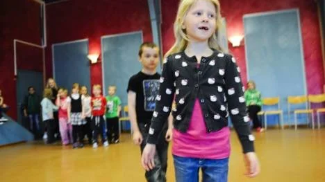 Tävlingsparen visar upp sig för domarna inför dansen och Tilde Forsman tränar på indansningen.