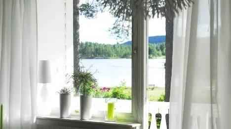 Det stora ljusa rummet med det massiva ljusinsläppet imponerar. "En bekant som var här på middag sa att det kändes som att sitta utomhus", berättar Åsa.