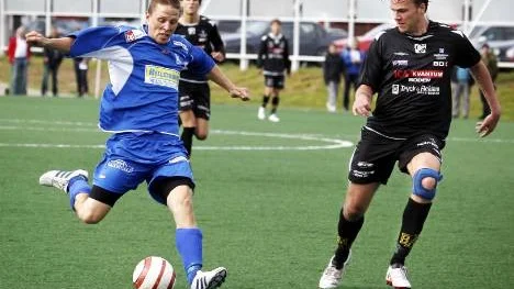 Christofer Fahlman (med bollen) hade en lyckad fjolårssäsong som forward i Storfors AIK. Nu har det gått tyngre, precis som för laget. Storfors är sist i norrtrean och spelar i morgon hemma mot Betsele som ligger på kvalplats, fem poäng före. (Arkivbild)