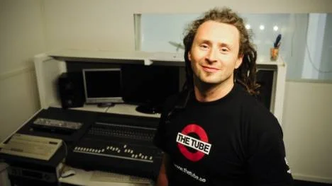 Peter Uvén invigde SV Nords musikstudio i Filadelfiakyrkan i Älvsbyn.
