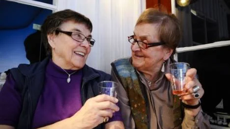 Gertrud Lind, 82 och Inga Olofsson, 81 bor grannar på seniorboendet Fluxen. "Jag tror att det här är bra. Både ljuset, avkopplingen och värmen", säger Gertrud Lind.