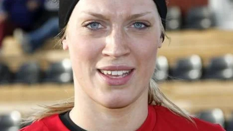 Maria Åhlund hoppas kunna spela fotboll till hösten.