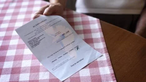 Flera Pitebor har fått lappen om klädinsamling till välgörenhet i Litauen i brevlådan, men organisationen är inte registrerad hos SFI och telefonnumret har inte gått att ringa.