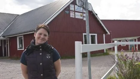 Arvidsjaurs ryttarförening är nyexaminerade hippologen Petra Wikbergs nya arbetsplats. "Det är en utmaning för mig att som nyexaminerad att vara med i den nystart som föreningen nu gör, föreningen har haft det tufft nu i vår men nu ska vi ge järnet!", säger hon.