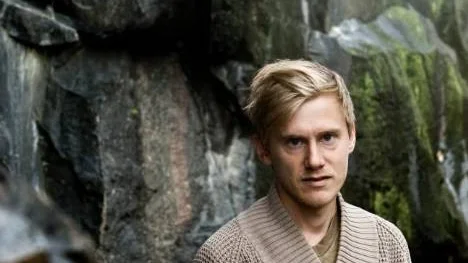 Innanför bergväggen på Södermalm öppnar sig en grotta full av servrar som ger Söderborna tillgång till internet. I "Framtiden", som Jonas Andersson skrivit tillsammans med Eric Schüldt, förmörkas landskapet av turbiner.