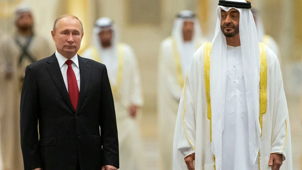 Den ryske presidenten Vladimir Putin och Förenade Arabemiratens kronprins Mohamed bin Zayed år 2019. Arkivbild.