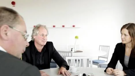 Projektledare Anna Mård, konstaterar att samarbetet med universitet och högskolor i Norrbotten och Västerbotten är viktiga ingredienser i det nya arenaprojektet. På bilden ses även Lars Albinsson och Ulf Hedman (till vänster) chef för samhällsbyggnadsenheten vid Piteå kommun.