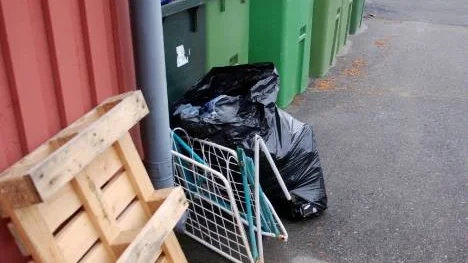 Tältsäng, lastpall och överfyllda tunnor. Ordningen på Stiftelsen Arjeploghus soptunnor har varit ett problem i många år.
