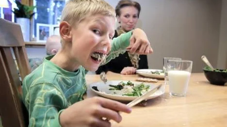 Emanuel gillar dagens middag.