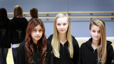 Nadia Hellgren, Agnes Larsson och Natalie Boström, alla tolv år, känner sig enormt besvikna över att de inte får möjlighet att söka in till Svenska Balettskolan i Piteå. "Det skulle kännas jättetråkigt att sluta med dansen om det inte blir någon fortsättning" säger Agnes.