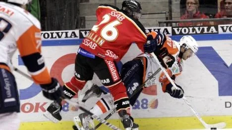 Backen Niclas Wallin (26) hade en tung afton. Niclas fick inte undan pucken när Växjö kvitterade till 2-2.