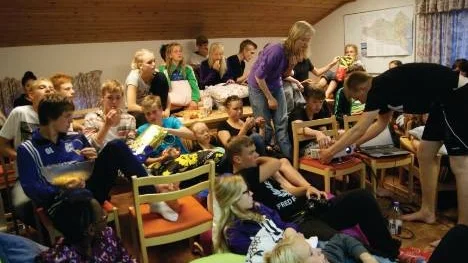 Storstrand läger 2 snaskar gott i väntan på filmvisning.