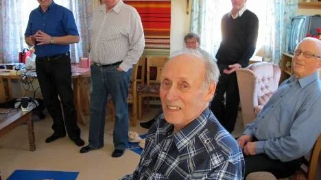 Oskar Karlsson, Arvidsjaur, räddades till livet i november 2009 tack vare att hans fru kunde hjärt- och lungräddning. I fredags var han med på HLR-kursen i Älvsbyn, här tillsammans med från vänster instruktören Lennart Thelin, Lars Borg, Rolf Lundmark (skymd), Staffan Johansson och Tore Hemphälä.