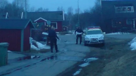 Från villan bars ut bland annat ljusarmaturer, fläktar och påsar med okänt innehåll.