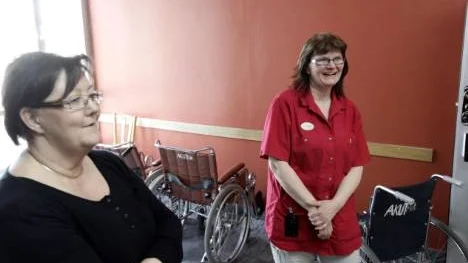 Enhetschefen Ann-Kristin Svensson och lokalvårdaren och kvalitessamordnaren Catarina Boström glädjs åt att Landstingets Lokalservice fått ta emot Svenska Hygienpriset 2011.