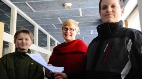 Pontus Sundström och Andreas Möller lämnade över protestlistan med 100 namnunderskrifter till kostchefen Camilla Grahn. "Hoppas att det ger en tankeställare", säger Andreas Möller, 12 år.