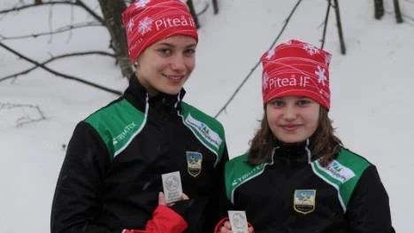 Systrarna Ida Nordlund (till vänster) och Elin kom hem med silver från SM/RM i skidorientering.