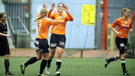 Piteås nya och målfarliga anfallspar jublar efter den lyckade debuten i Arcushallen i går. Jennfier Nobis (till vänster) gjorde tre av målen och Fiona O"Sullivan fyra när Luleå besegrades med hela 9-0 i Arcushallen.