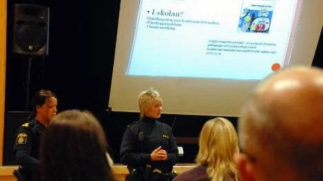 Poliserna Maria Lestander och Tina Hallin medverkade vid föräldramötet om nätmobbning.