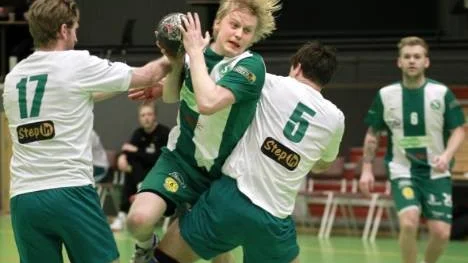 Johnny Landgren togs stundtals hårt av spelarna i Hellas. Fyra mål blev det ändå för Johnny
