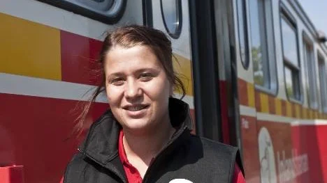 Lina-Märta Vestlin, Östersund, jobbas som guide ombord på Inlandsbanetågen. "Här möter man alla sorters människor. Det är det som är så roligt med jobbet".