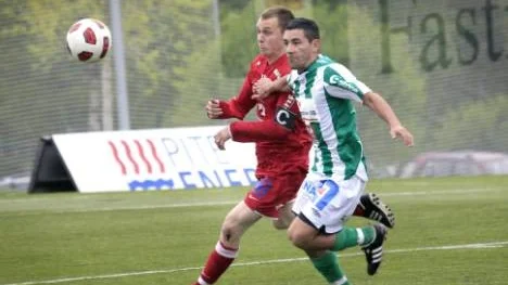 Piteås skyttekung Victor Brännström (i rött) fick utstå tuff bevakning av Älgarnas försvar. Här är det Andreas Gisselman som håller undan Victor.