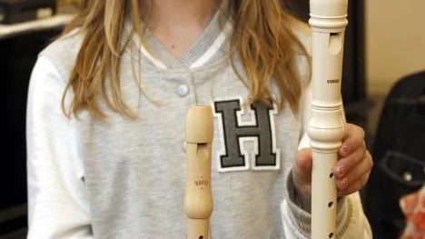 Alma Lundström, 10 år, hade turen att få prova spela redan i ettan. Nu har hon både den "vanliga" sopranflöjten och altblockflöjten som instrument - och hoppas få lära sig spela gitarr också.