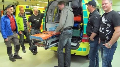 I utbildningen ingår en genomgång av ambulansens utrustning och material, förevisad av sjuksköterskan Anders Nygren. Vidsels räddningstjänst representeras här av från vänster Alf Grankvist, Ingemar Lundberg, Jan Hedström, Magnus Westerberg och Mikael Hedman.