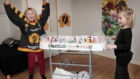 Hemma i sitt rum spelar Emma gärna hockeyspel med sin lillasyster.