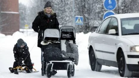"Det finns alla varianter av syndare; bilar med kommunens logga på sidorna, sopbilar, taxi och lastbilsekipage", säger Cathrin Fahlman, med sonen Herman, 3 år, på kälken och lilla Alve, 6 månader, i vagnen.