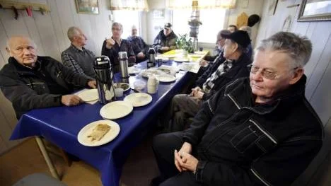 Maskinveteraner på sammanträdeslunch i sin tillfälliga möteslokal i Öjebyn.