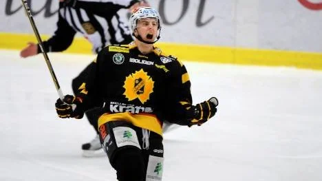 Joakim Lindström slog till tre gånger om när Skellefteå spelade ut AIK. Lindström är elitseriens skyttekung, toppar ligan med 24 mål och 23 assist.