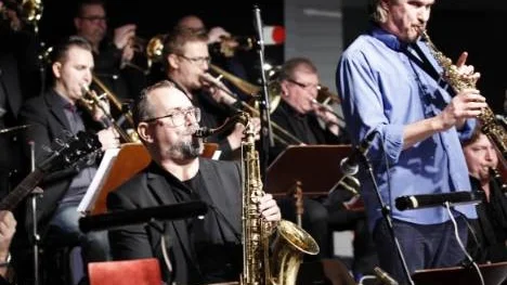 Stockholm jazz orchestra tog Kåren i besittning på fredagskvällen. "Tack vare att orkestern består av eliten av våra svenska jazzmusiker, blev konserten en angenäm upplevelse", skriver PT:s recensent.