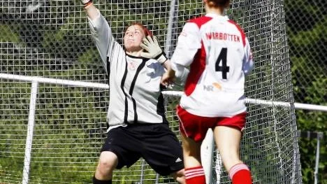 Målvakten Lisa Nyberg var Norrbottens bästa spelare i gårdagens final. Trots det fick hon hämta bollen ur eget nät två gånger.