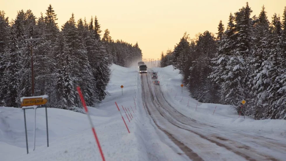 intensiv trafikled. Väg 95 mellan Arjeplog och Arvidsjaur är stundtals tungt trafikerad av såväl biltransporter som privat-	personer i personbilar och biltestare.