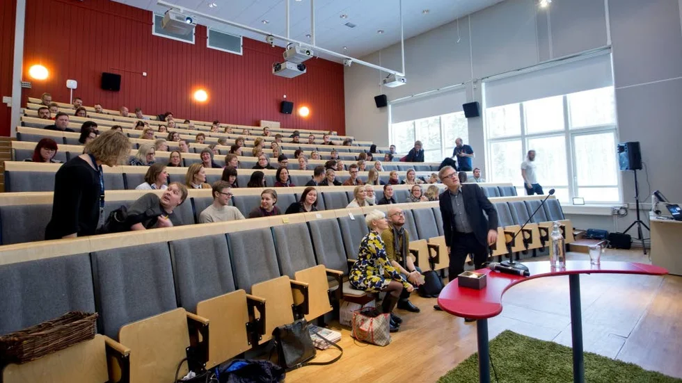 Van talare. Som professor på Chapman University of California är Niklas Myhr van att stå framför publik. Tur det, för idag blev föreläsningssalen fullsatt.