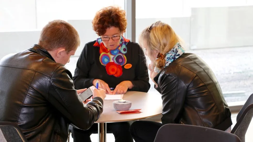 Möte. Boendechef Carina Ferm  inom äldreomsorgen informerar arbetssökande om behoven.