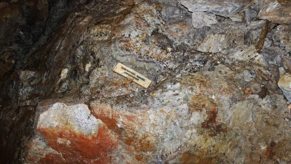 Sten. En av världen förnämsta mineralsamlingar finns i Varuträsk. Under arbetets gång i gruvan påträffades en lilafärgad sten – den visade sig vara Lepidolit.