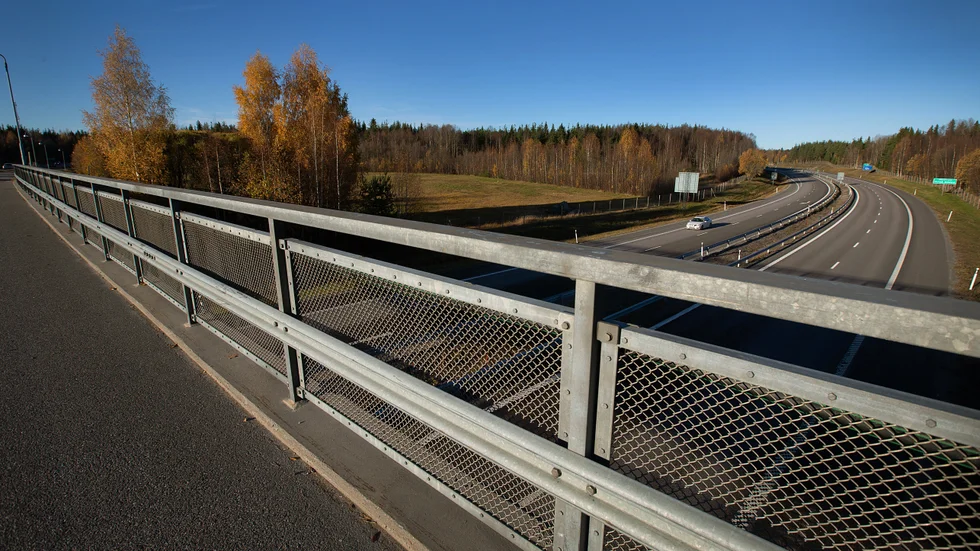 "För att våra företag ska vara hållbara och konkurrenskraftiga i framtiden är infrastrukturinvesteringarna nödvändiga", säger Linda Nilsson, vd för Norrbottens handelskammare, och tar Norrbotniabanan som exempel på en grön, hållbar investering. På bilden syns Norrbotniabanan, Lomtjärn E4. (Arkivbild)