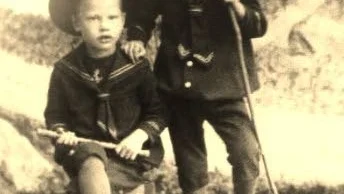 SYSKON. Vilhelm Ferdinand Valdemar (1883–1963) och Karl Gustaf Edmund (1885-1974)var familjen Lindholms biologiska barn och blev syskon till barnhemsbarnet från Stockholm.