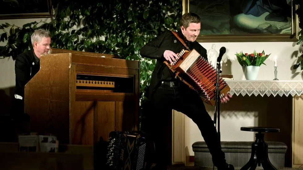 Riksspelemän. Tornedalingen Fredrik Hangasjärvi spelade till sig Zornmärket i silver vid första försöket på sitt durspel. Markus Falck vid tramporgeln (ej tillåtet instrument) spelade för silvret på fiol. De turnerar med riksspelemännen Svante Lindqvist, Ida Meidell Blylod, Torbjörn Näsbom och Siw Burman, alla ”märkta” med silver eller guld.